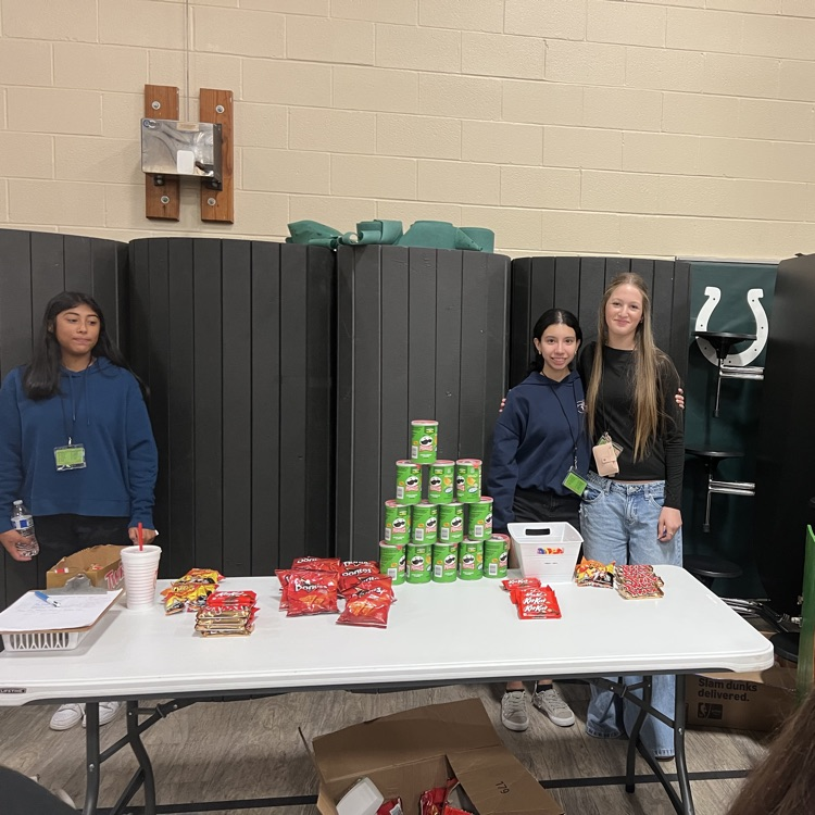 HumbleISD_CMS's tweet photo. The Principles of Business class stayed busy on the final day of the in-person school store! ποΈπ΅ From helping customers to running operations, students put their business skills to work in a fast-paced, real-world experience. What a great way to wrap up the year! π #TheColtWay https://t.co/SLOOhm9yJg