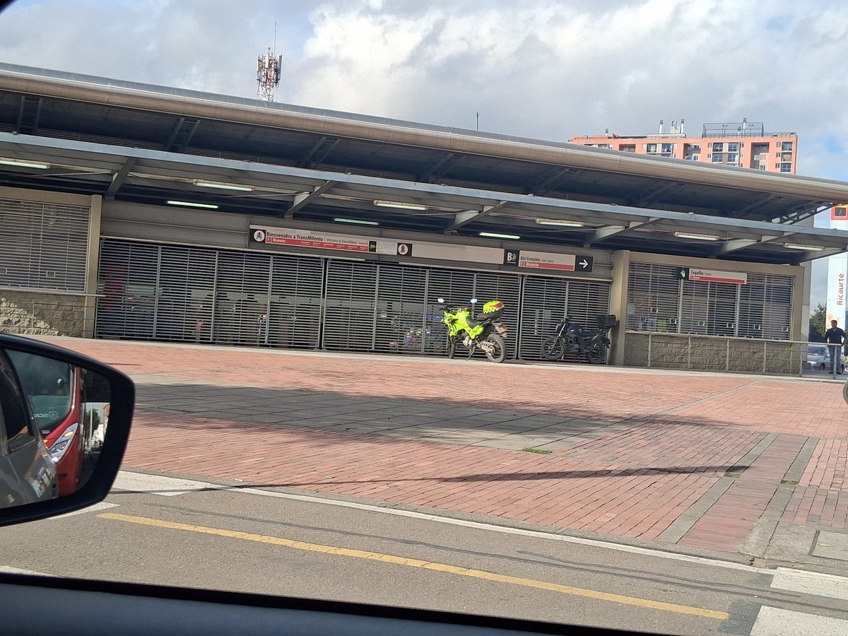 sepulvedacaros's tweet photo. Sres.@TransMilenio
¿Cuándo volverá a estar habilitado el ingreso y salida de la estación Ricaurte?
Este lugar parece estar listo después de haber sido intervenido; lleva bastante tiempo cerrado, perjudicando a quienes necesitamos transitar con seguridad por la NQS con Cll. 13. https://t.co/UJuyMwrDKB