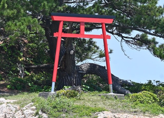 人気アニメファン待望の鳥居再建　ロケ参考地・岩美町浦富海岸の赤鳥居
nnn.co.jp/articles/-/731…

岩美町浦富の浦富海岸の海に浮かぶ向島恵比寿神社の赤い鳥居が再建された。同町はアニメ『Ｆｒｅｅ！（フリー）』のロケ参考地で、鳥居は人気の撮影スポットだったが今年２月に倒壊。地元漁師らが修復…