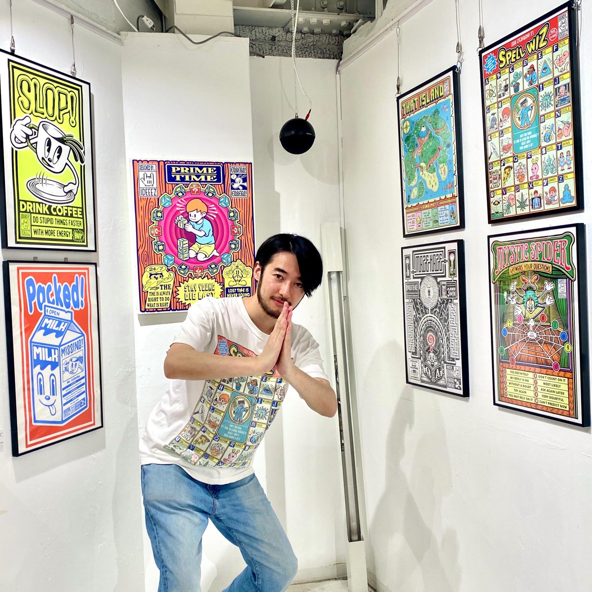 copypeople4's tweet photo. 🟠COPY HOUSE🟠
5/8 (wed)
today’s Open
17:00 ➡︎ 22:00
member / Ori
　
☕️開催中☕️
　
Akira Uesugi Solo Exhibition
『PRIME TIME』
　@ideeez55

2026.5.2 (sat) - 5.17 (sun)
at COPY HOUSE
　@copypeople4

🏡期間中営業日
　 5.2 (sat) - 6 (wed)
　 5.8 (fri) - 11 (mon)
　 5.15 (fri) - 17 (sun)

⏳営業時間
　 平日：17:00〜22:00
　 土日祝：14:00〜22:00
　 定休日：火〜木（祝日を除く）

※作家在廊日
　本日、5.9

+++

2週目START🪐

連日たくさんの方にお越しいただき
ありがとうございます🏡

展示のポスターは
ご購入後すぐにお渡しできます
（エディション有）🖼

本日は18:00頃〜
展示と併設で、DJブース開放
『OPENDECK』中！

パーティーへ遊びに行く前や、
特にご予定のない方などお気軽に✨

ジャンルは自由。
正解はプレイの数だけある💪

本日も在廊予定、
Akira氏の作品を彩る
“我こそは” なDJを楽しみにしてます🧩

ナイスなセレクト、ナイスなミュージアム。
超Happy Time不可避🧚

本日は月一回出勤の織ちゃんがイン。
お待ちしてます✨

+++

【DJ希望の方】
2 Drink以上 Order 要

【入場】
Entrance: Free
(＋1drink order 要)
※個展のみ鑑賞の方はOrder不要

+++

【COPY HOUSE 機材詳細】

🔻pioneer CDJ-400 (CDJ) ×2
　 ※USBはmp3のみ再生可
　 ※CDJ間のUSB同期不可
🔻TECHNICS SL-1200 MK3(レコード) ×2
🔻Numark X9 (ミキサー3ch) ×1

　 ※ヘッドホン / レコード針
　 　お持ちの方は極力持参願います🎧🪡

〜USB(MP3)再生に関して〜

　⚠️CDJ-400のUSBメモリ使用上の注意

　①rekordboxでエクスポートしたUSBは
　　実質読み込み不可
　②FAT32でフォーマット
　③曲数はなるべく控えめにしてください
　　容量8～16GBハイスピードタイプが適当
　（64GBまでは動作確認しています）
　④フォルダ作成の場合は
　　階層を深くしすぎずお願いします
　⑤MP3のみ再生可、WAVは再生不可

+++

Akira Uesugi Solo Exhibition
『PRIME TIME』

カートゥーンやストリートカルチャーなど
様々な文化から影響を受け、
イラストやグラフィックデザイン、
アパレルデザイン等を中心に
幅広く製作活動を続ける
“Akira Uesugi” 氏の個展を
大阪難波・COPY HOUSEにて開催します。

🔻

本展示では、
これまでの3回の展示から選んだ過去作と
新作を織り交ぜて構成します。

作品、Tシャツ、ステッカー等物販有。

どなたでもぜひ！
　　
***
　
♻️ COPY HOUSE ♻️
　　　
〒556-0011
大阪市浪速区難波中3丁目16-7
岡崎ビル 2F

営業時間
平日（祝日含む）：17:00〜22:00
土・日：14:00〜22:00
火・水・木：定休日
 
展示内容・期間や有無によって
営業日は変動いたします。
詳細はお問い合わせください。

https://t.co/J75OEWA9dA

#copyhouse #akirauesugi 
#Exhibition #コピハ #osaka
