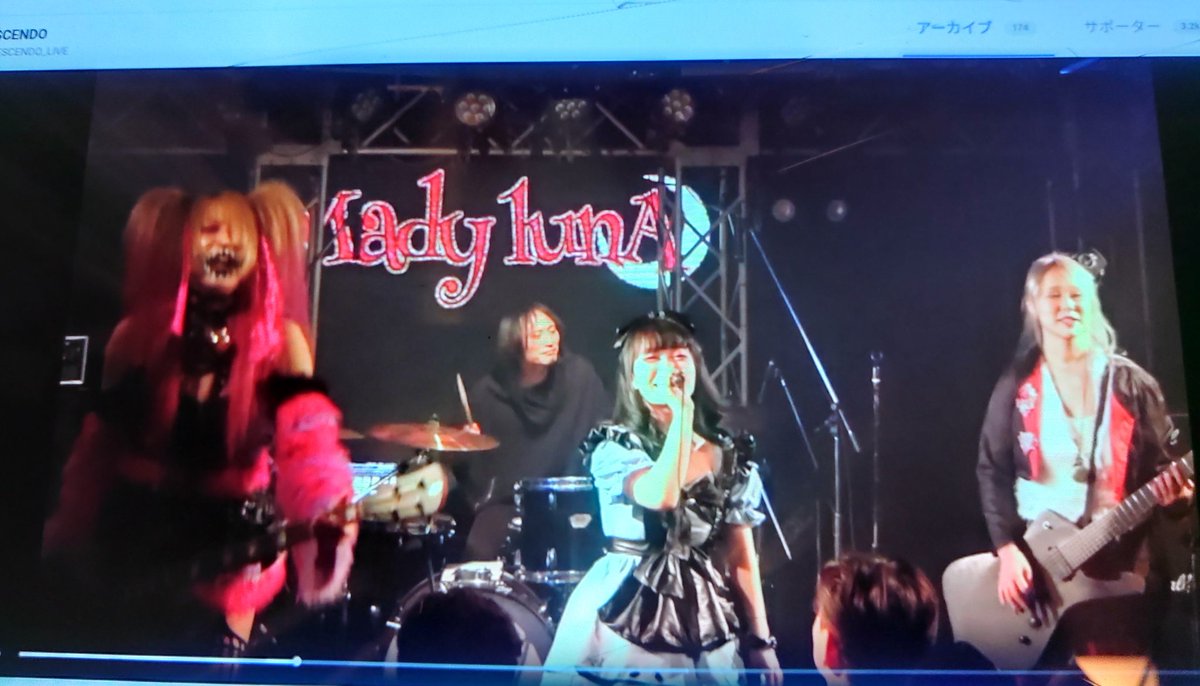 madbear369's tweet photo. アーカイブでMadylunAのライブを見た。少々SpookyでMysteriousなV系Rockの彩りが豊かで、熱いstageだったな✨今回、途中でトラブルあったようで、少しMCのタイミング早くなった。その機に耳寄りなもの含め、告知のラッシュだった。
https://t.co/dQBJdQWbv5
#MadylunA #HoneyCollection #Vol77 https://t.co/W4wG2DgKLG
