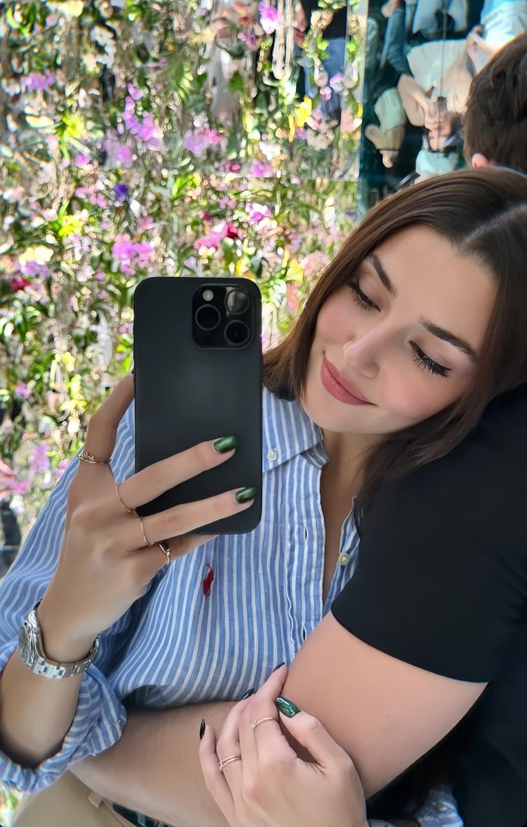Yo con el hombre que me da flores sin motivo, solo porque me ama.