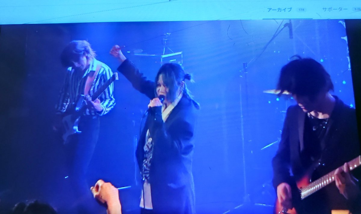 madbear369's tweet photo. アーカイブで落果のライブを見た。今回、45分もあるロングステージだった‼️本バンドは1周年公演を開催するようで、その前の景気づけ代わりでこのようになったと。このロングステージは、イキイキとAggressiveに加速してキャッチーだった✨
https://t.co/AkEYrsB6Fs
#落果 #HoneyCollection #Vol77 https://t.co/vT0mo5ZUtl