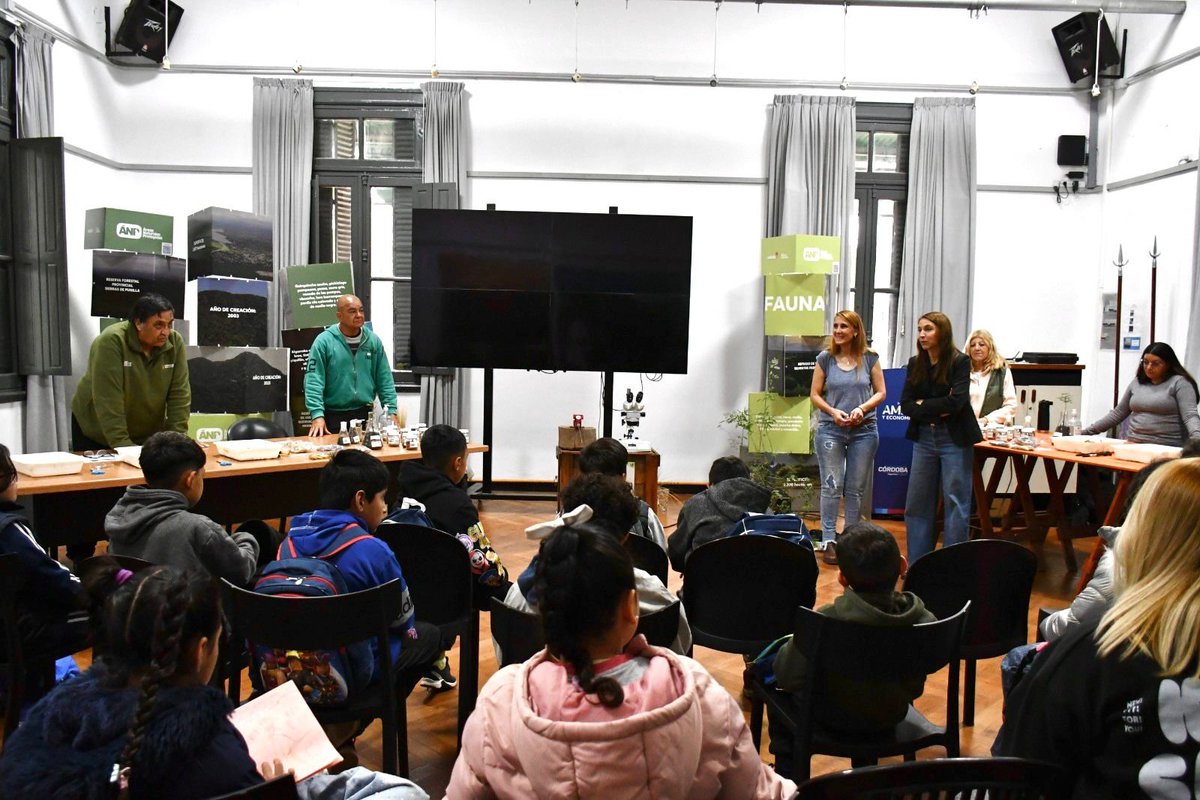 gobdecordoba's tweet photo. 🌱 El #BancoDeSemillas, una iniciativa de @CbaAmbiente, recibió a 40 estudiantes del colegio de Barrio #SolNaciente, para una jornada de #EducaciónAmbiental sobre reconocimiento, conservación y cuidado de especies nativas de #Córdoba.

Los jóvenes recorrieron las instalaciones, conocieron los procesos de limpieza, selección y conservación de semillas, accedieron a bases de datos y comprendieron la importancia de la trazabilidad como herramienta para proteger el patrimonio genético vegetal de la provincia. 🌿🫂

✅ Seguimos construyendo #Biociudadanía desde las aulas: cuando los estudiantes conocen su territorio, se convierten en sus primeros cuidadores.

Más info 👉 https://t.co/n2lA2iszvm

#HacerParaCrecer