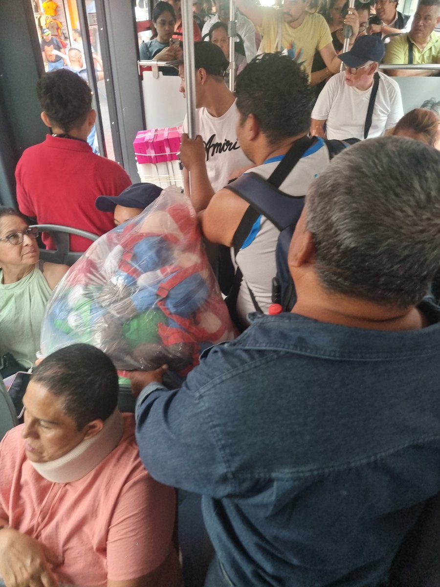 Rgrimaldogr's tweet photo. @MetrobusCDMX qué pasó? Xq dejan subir bultos que obstruyen y pueden llegar a lesionar personas? https://t.co/5pR0vUNiPS