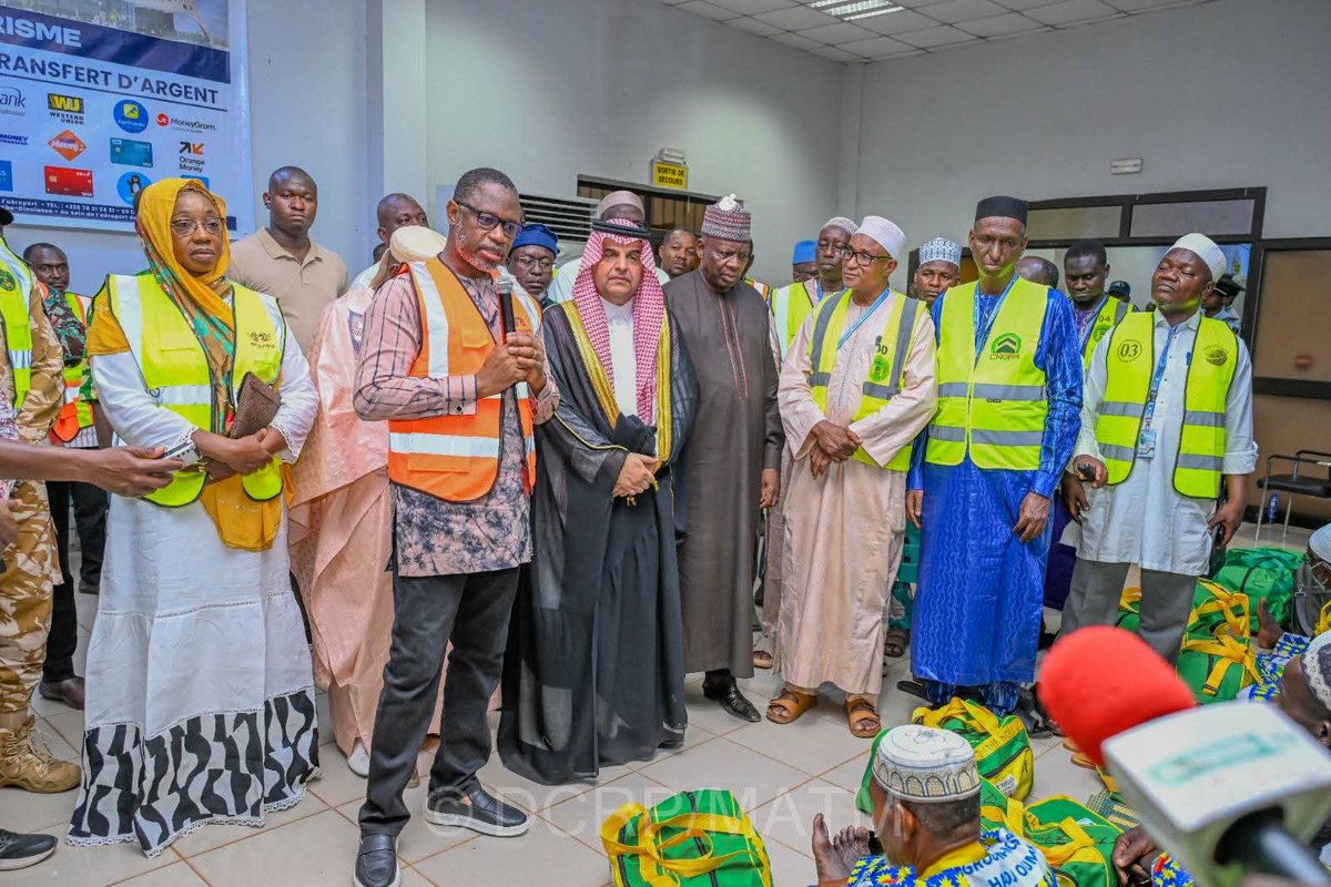 MATM_BF's tweet photo. Vol inaugural du Hadj 2026 : 341 pèlerins ont quitté Ouagadougou pour Médine ce 06 mai, en présence du Ministre d’Etat, Emile ZERBO. Au total, 8 143 Burkinabè accompliront le pèlerinage cette année. 🕋✈️🇧🇫

#Hadj2026 
#Pèlerinage 
#BurkinaFaso https://t.co/NkOlmhSaE8