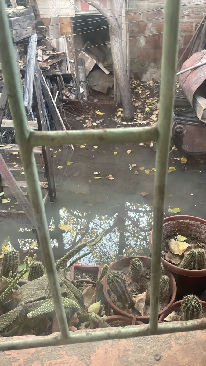 artukito's tweet photo. @penalolen @Gaby_Rosende @aguas_andinas @biobio @MiguelConcha @serv_saludmc @TVN @meganoticiascl Estimados no ha llegado nadie y sube y sube agua https://t.co/fA2ozBcbt6