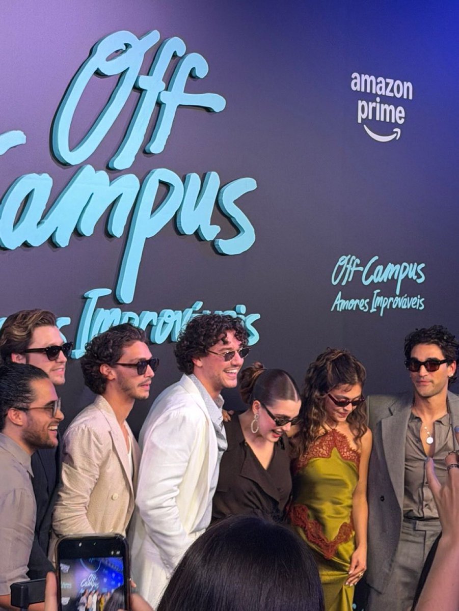 At least the whole cast is wearing sunglasses today 😎 😭😭😭