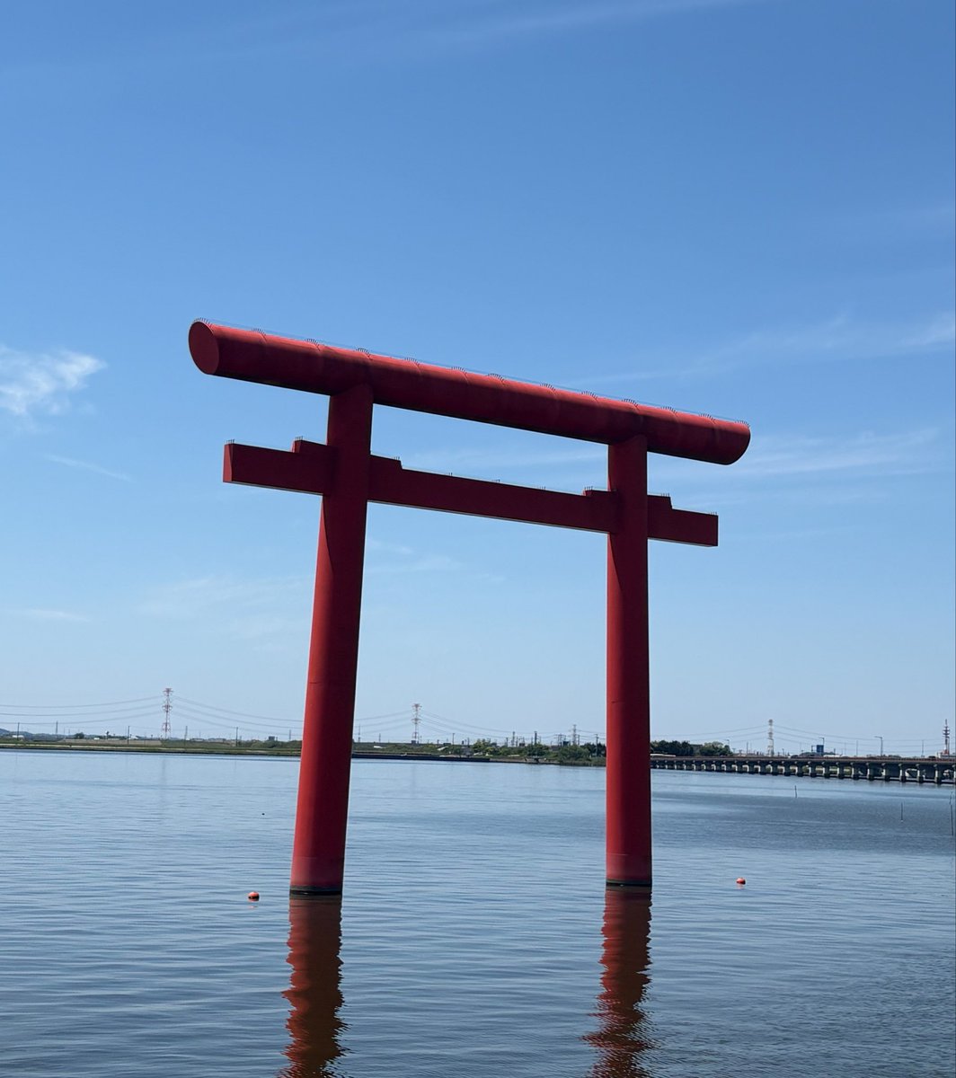 minnaganbare_12's tweet photo. GW中に訪問した鹿島神宮の鳥居⛩️
ウォーク仲間らしき方がおられました😊
＃ドラクエウォーク https://t.co/YDjeoa9Xcx