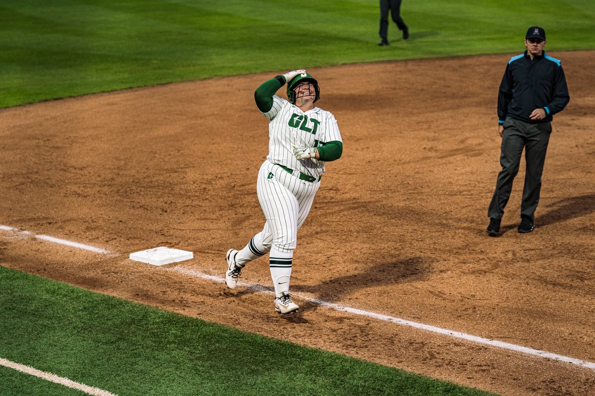 CharlotteSB's tweet photo. T6: KEEP SMILING SYDNEY 🤩🤩🤩

Syd with the two run blast!!! 

CLT: 4 | FAU: 0 https://t.co/kNe09WNQup