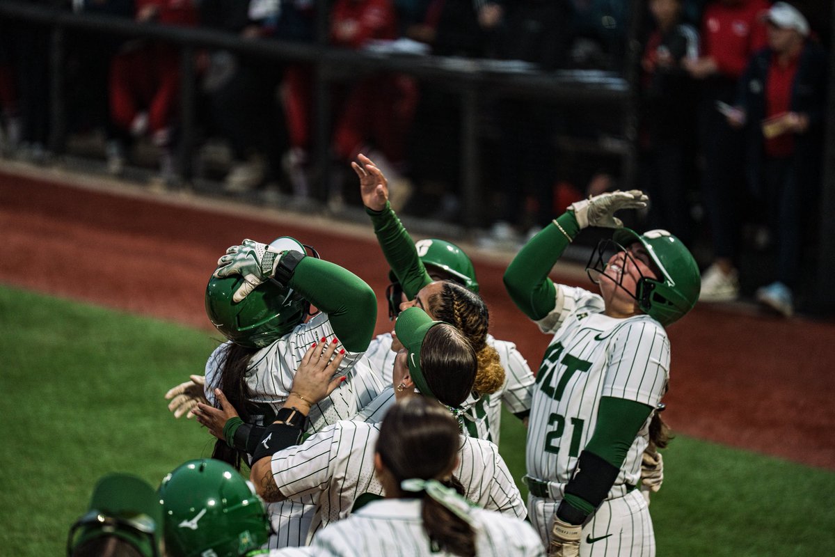 CharlotteSB's tweet photo. T6: KEEP SMILING SYDNEY 🤩🤩🤩

Syd with the two run blast!!! 

CLT: 4 | FAU: 0 https://t.co/kNe09WNQup