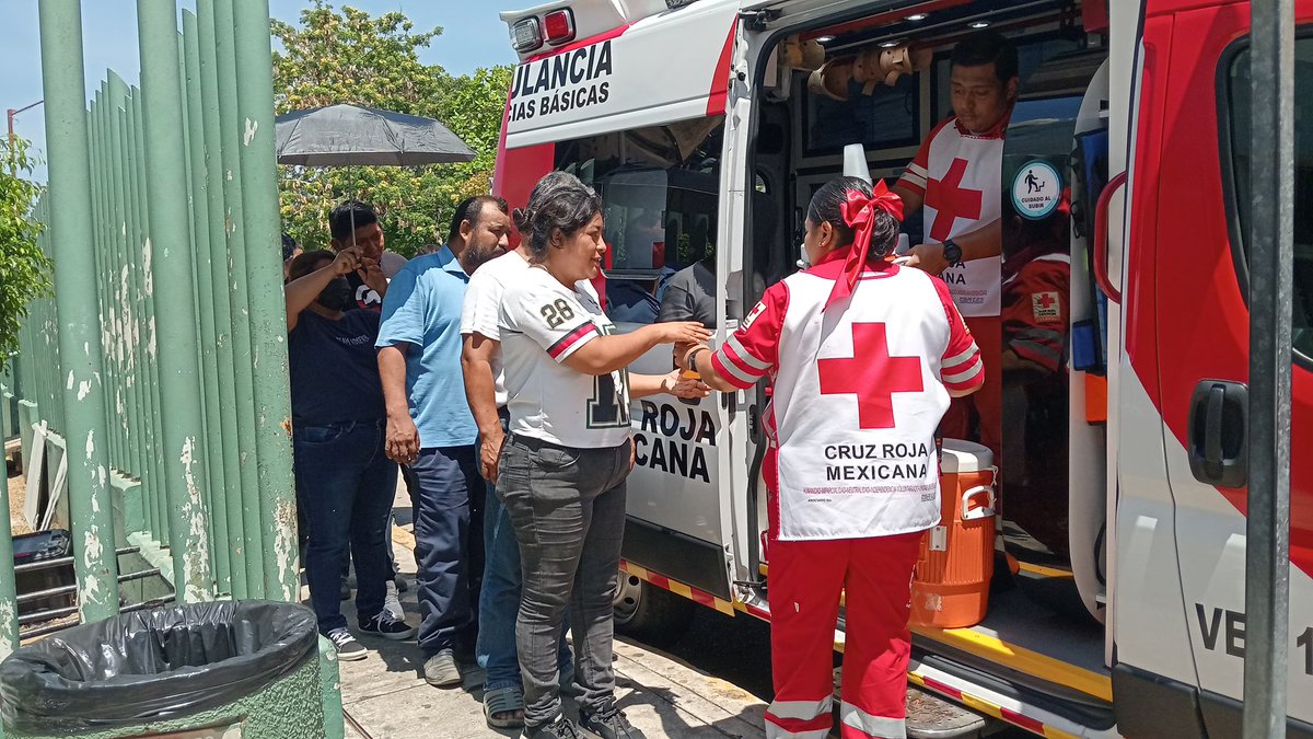 Paramédicos de la Cruz Roja reparten agua ante ola de calor en Coatzacoalcos; sensaciones térmicas alcanzan los 48° cdpnoticias.com.mx/paramedicos-de…