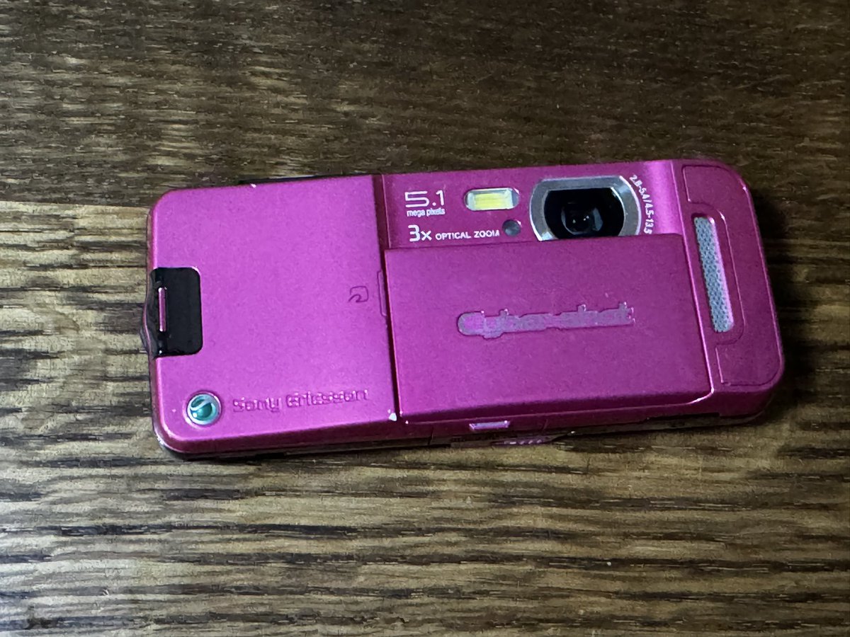 nugyuru's tweet photo. 3年くらい前に買って使わなくなっていたスマートウォッチのケーブルを探していたら特級呪物な携帯出てきた。 https://t.co/A3IRF5trMR