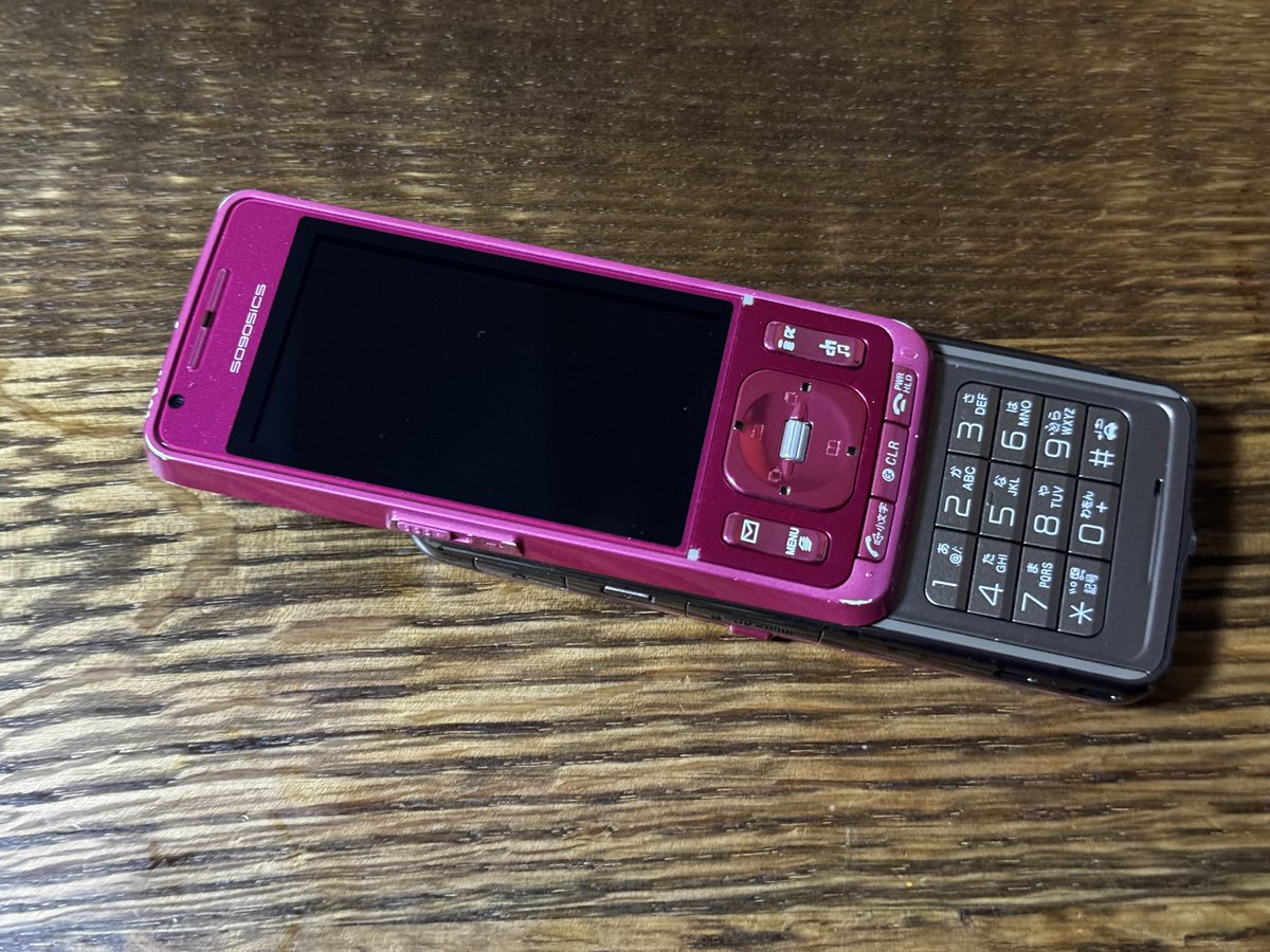 nugyuru's tweet photo. 3年くらい前に買って使わなくなっていたスマートウォッチのケーブルを探していたら特級呪物な携帯出てきた。 https://t.co/A3IRF5trMR