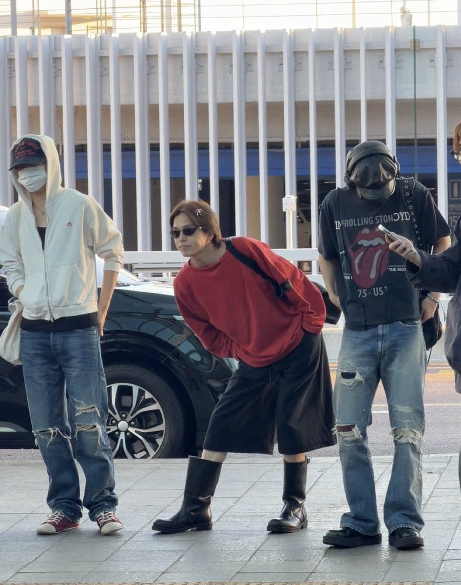Asahi’s favorite routine in the morning is probably stretching 🙆
