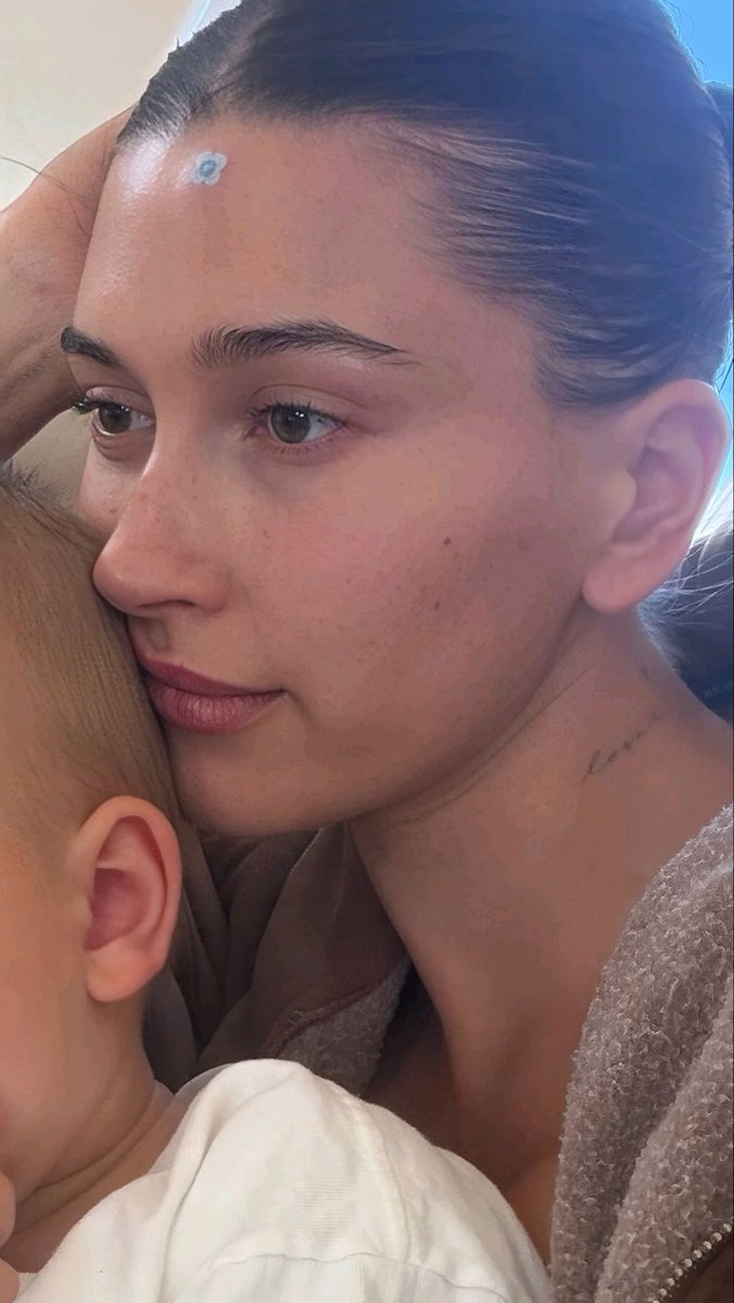 No se donde se les vendió la narrativa de que hailey ÚNICAMENTE usaba sus productos de rhode para la piel cuando abiertamente habla de sus tratamientos, comidas, rutinas o incluso medicamentos (recetados) que usa. Hay miles de celebridades con los privilegios de ella que no se