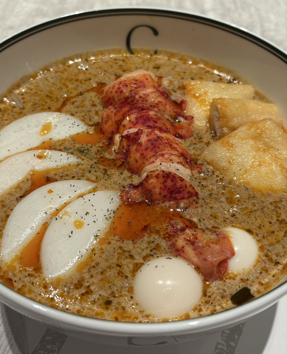 becomeprincess's tweet photo. 女性セブン５月８日（金）発売号　
【SWeet × spICY = SWICY って何だ!?　彦摩呂が実食！】で、
お店や商品のセレクトそして
彦摩呂さんと食べ歩き取材に協力させていただきました。
彦摩呂さんの実食コメントや場の盛り上げは、笑いと気遣いを感じ、尊かったです🥹
画像は、そのうちの1店舗『CHATTERBOX CAFÉ 丸の内店』でのオフショットやお料理「ロブスターラクサ」です。
他は、誌面でのお楽しみ💁‍♀️
WEBが公開されたら詳しくUP予定です🙇‍♀️

彦摩呂さん、関係者の皆様ありがとうがらしでした🙇‍♀️