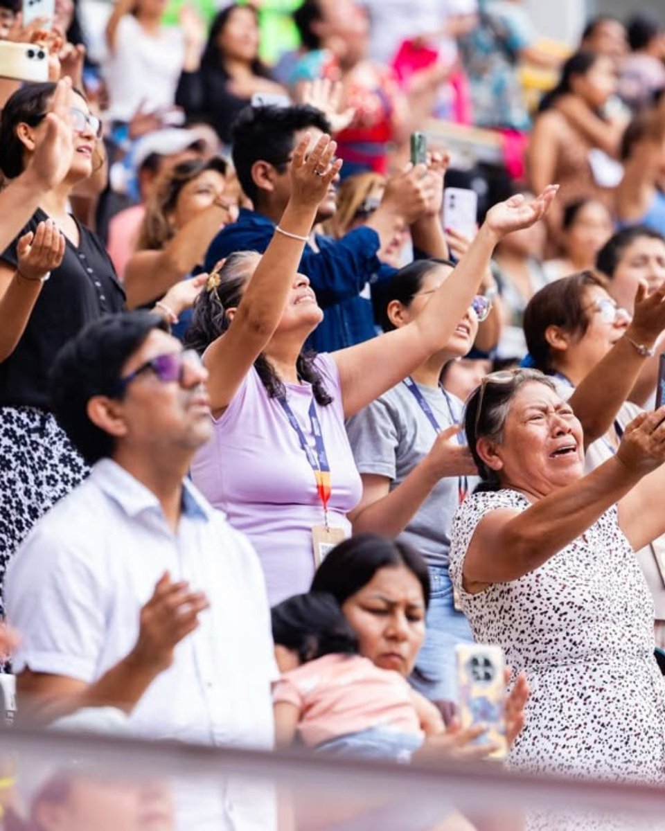 BGEAC's tweet photo. Over 90,000 people attended the two-night Festival of Hope with Franklin Graham in Peru—not including the thousands more who stood outside. We praise God that over 9,400 people responded publicly to God’s invitation!

Read more: https://t.co/z11mraLBNB https://t.co/ucFNnhaUni