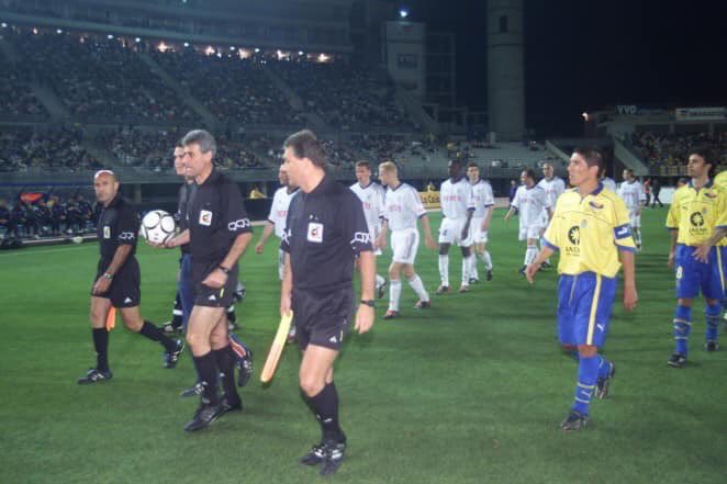 PERICOSAFE's tweet photo. #MemoriaUDLP 
Tal día como hoy, el 08/05/2003, quedó inaugurado el Estadio de Gran Canaria. Fue en un partido entre la @UDLP_Oficial y el Anderlecht de Bélgica, 2-1 en el que el grancanario Rubén Castro firmó el primer gol del nuevo recinto, N’Kong marcó el segundo amarillo. https://t.co/7vm5RXO4mh