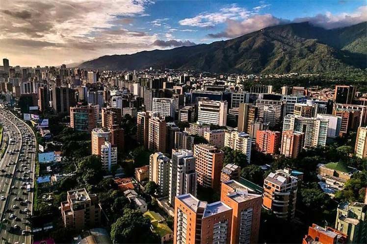 La Ley de Arrendamiento no cumplió su objetivo, lejos de abrir el mercado de alquileres de viviendas lo cerró, nadie quería alquilar en esas condiciones.
Una nueva ley puede "descongelar" cientos de miles de viviendas vacías, bajarían esos alquileres impagables en Venezuela.