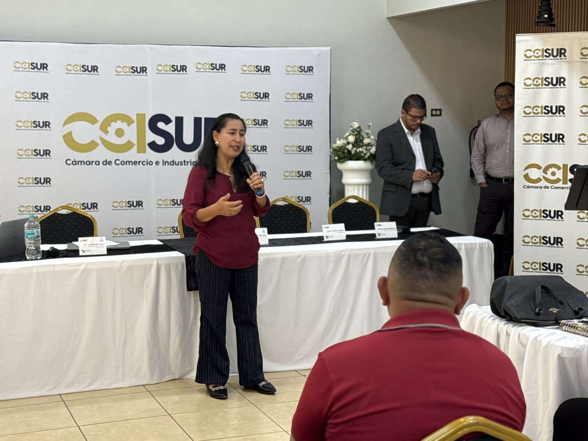 SDEHonduras's tweet photo. ¡Un éxito total la jornada de presentación de la digitalización del RIT en la CCISUR! 🚀

Bajo el liderazgo del Secretario de Desarrollo Económico, Eddy Ordoñez, culminamos hoy este espacio clave para fortalecer la competitividad en la zona sur. Con la digitalización de los trámites del Régimen de Importación Temporal (RIT), estamos agilizando procesos y brindando mayor transparencia al sector productivo.

En este esfuerzo, la Subsecretaría de Comercio Interior desempeñó un papel clave en el acompañamiento técnico y la articulación de estas iniciativas. Asimismo, el Secretario Técnico de Competitividad y Promoción Internacional de la SDE, Nelson Zavala, destacó la importancia estratégica de esta región como motor de la economía nacional. Esta modernización del Estado busca eliminar barreras burocráticas para sectores clave como el agroindustrial y manufacturero.
