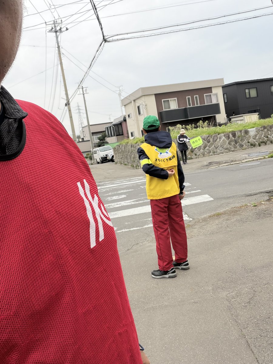 dekazu's tweet photo. 登校見守り代打２日目。幸畑ヒルズまちづくりメンバーにも呼びかけたところ、元警察関係のお仕事をされていた仲間が助っ人で駆け付けてくれました♪
「いつもの方はどうされたんですか？」とも尋ねられ、「現在、再起動を試みております。」とお伝え致しました😅 https://t.co/3sEkMbbwAV