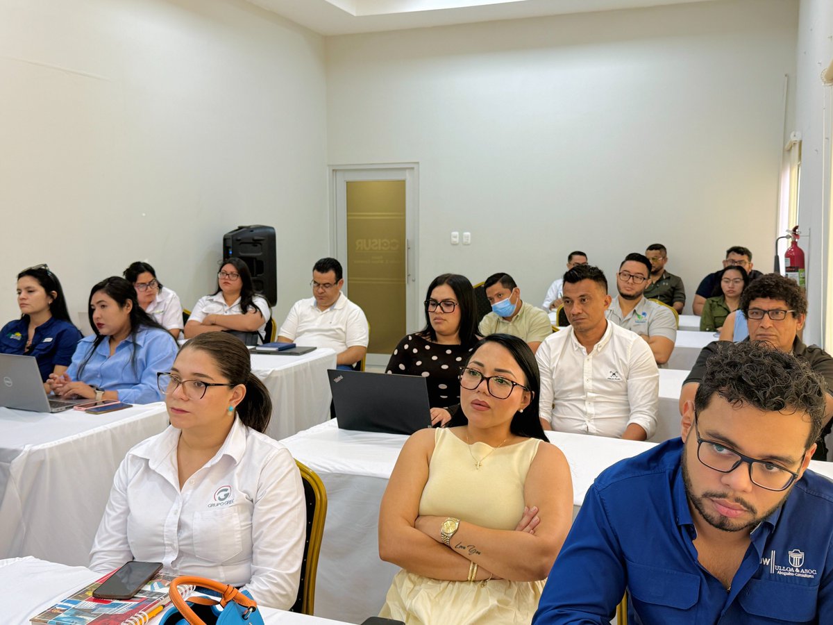 SDEHonduras's tweet photo. ¡Un éxito total la jornada de presentación de la digitalización del RIT en la CCISUR! 🚀

Bajo el liderazgo del Secretario de Desarrollo Económico, Eddy Ordoñez, culminamos hoy este espacio clave para fortalecer la competitividad en la zona sur. Con la digitalización de los trámites del Régimen de Importación Temporal (RIT), estamos agilizando procesos y brindando mayor transparencia al sector productivo.

En este esfuerzo, la Subsecretaría de Comercio Interior desempeñó un papel clave en el acompañamiento técnico y la articulación de estas iniciativas. Asimismo, el Secretario Técnico de Competitividad y Promoción Internacional de la SDE, Nelson Zavala, destacó la importancia estratégica de esta región como motor de la economía nacional. Esta modernización del Estado busca eliminar barreras burocráticas para sectores clave como el agroindustrial y manufacturero.