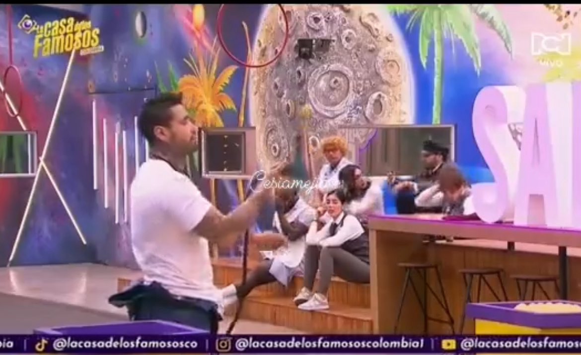 Otro “amigo” que le sale envidioso a Alejandro.

Yo de él,
diría que estoy jugando solo.
Y que NO ME VEAN LA CARA DE PENDEJO.
#LaCasaDeLosFamososCol3