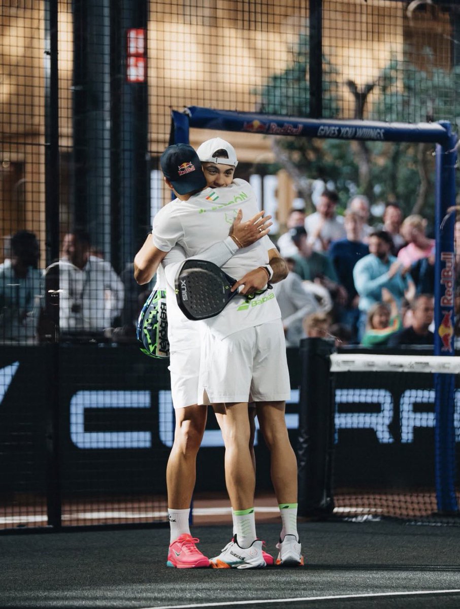 PasionPadelera's tweet photo. 🤔⁉️ ¿Se vendrán los dos primeros trofeos CONSECUTIVOS para Leburger? 🍔🐺
Teniendo en cuenta las condiciones de pista del #AsunciónP2 y el gran nivel que vienen mostrando, la verdad es que no sorprendería.
👀 ¿Qué opinan?
#PremierPadel #PremierPadelAsunciónP2 #Leburger https://t.co/Uno6o22Mln