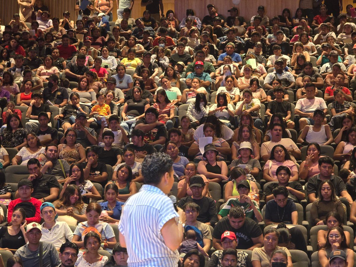 Hoy estuvimos en el bello y combativo estado de #Guerrero, en el municipio de Iguala, nos acompañaron compañer@s de la <a href="/SEGOB_mx/">Gobernación</a>, <a href="/bienestarmx/">Bienestar</a> y el Presidente Municipal, Erick Catalan Rendón; tuvimos un extraordinario encuentro con jóvenes que se incorporan al programa las y