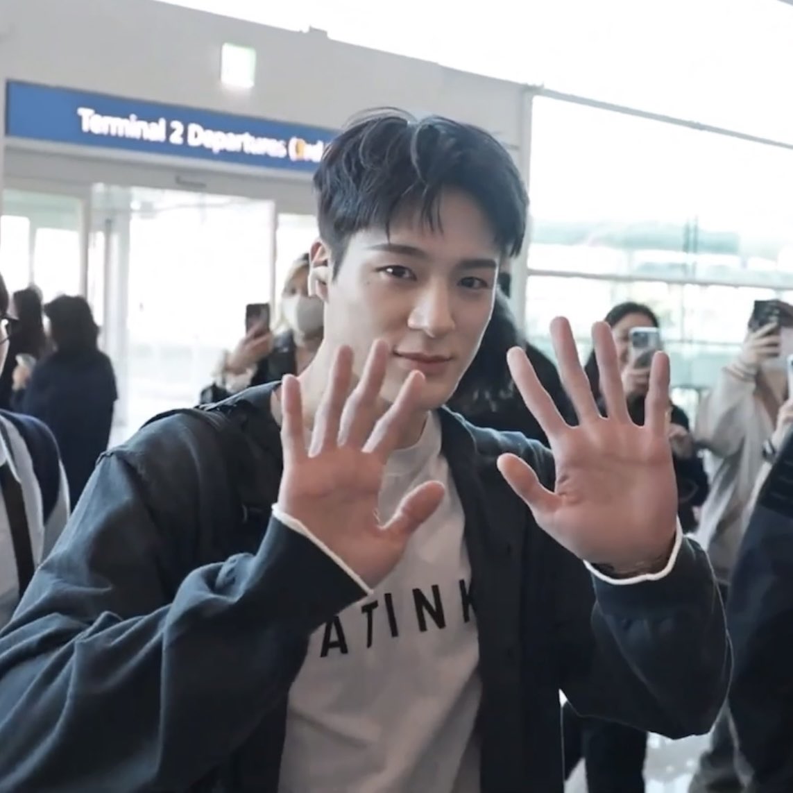 FILESLJN's tweet photo. so cute 🥹 have a safe flight #jeno! 🛫 https://t.co/WBjfp9CfdD