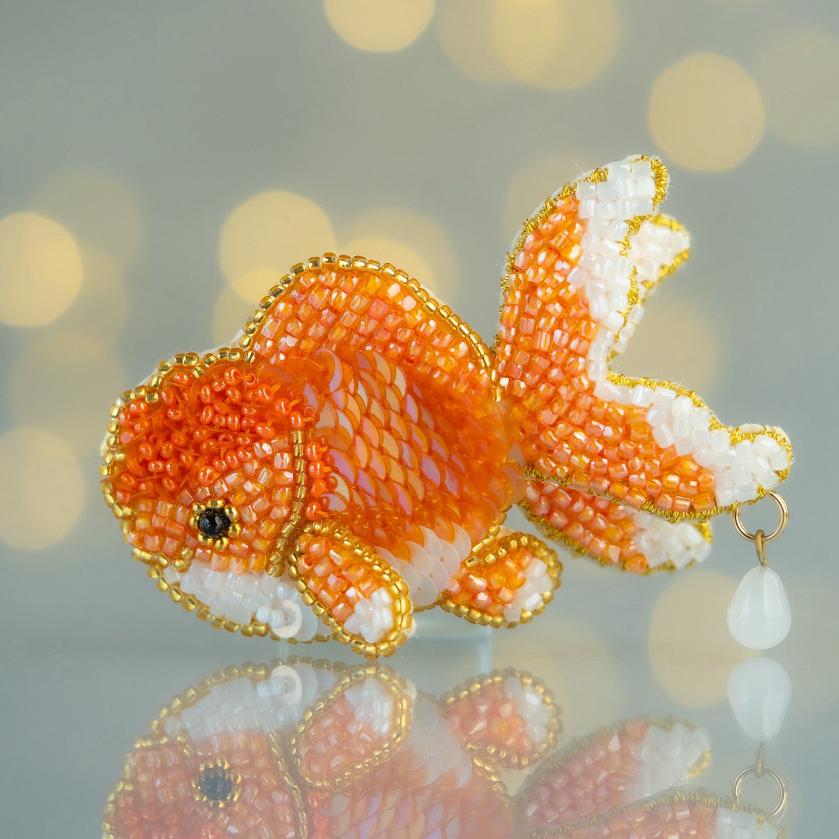 キラキラと泳ぐ刺繍の金魚です ブローチやヘアクリップとして使えます