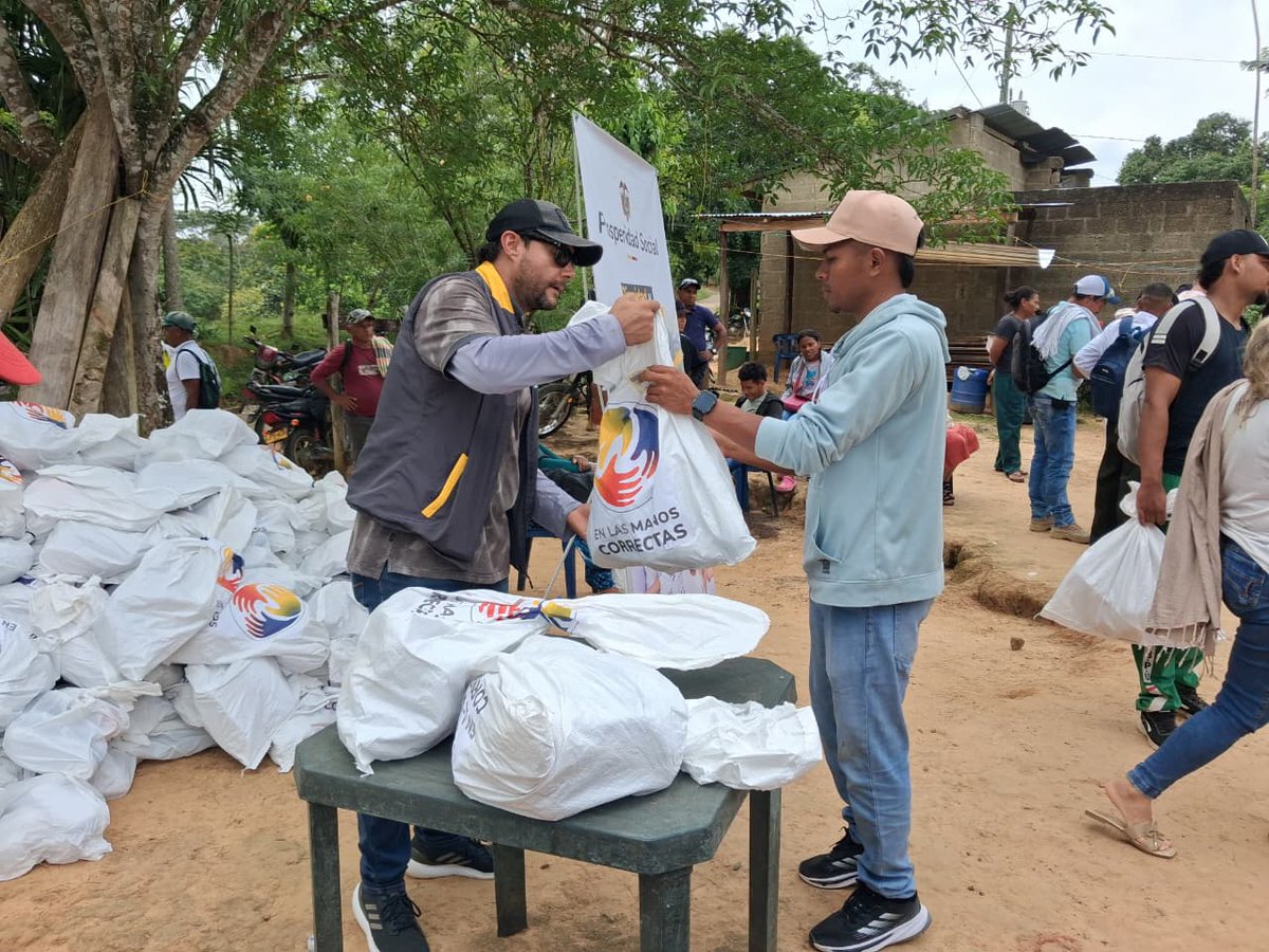 ProsperidadCol's tweet photo. 📍 #Urabá l En San Pedro de Urabá seguimos entregando donaciones #EnLasManosCorrectas 💛

Gracias a la articulación con la DIAN y la administración municipal, llevaremos un total de 1.000 kits de ayudas humanitarias para familias afectadas por la temporada atípica de lluvias.

Ya comenzamos  la entrega de 400 kits en Alto Rosario, Pueblito, Las Pavas, El Rayo y distintas veredas del territorio, en el marco de #UnidosAnteLaEmergencia