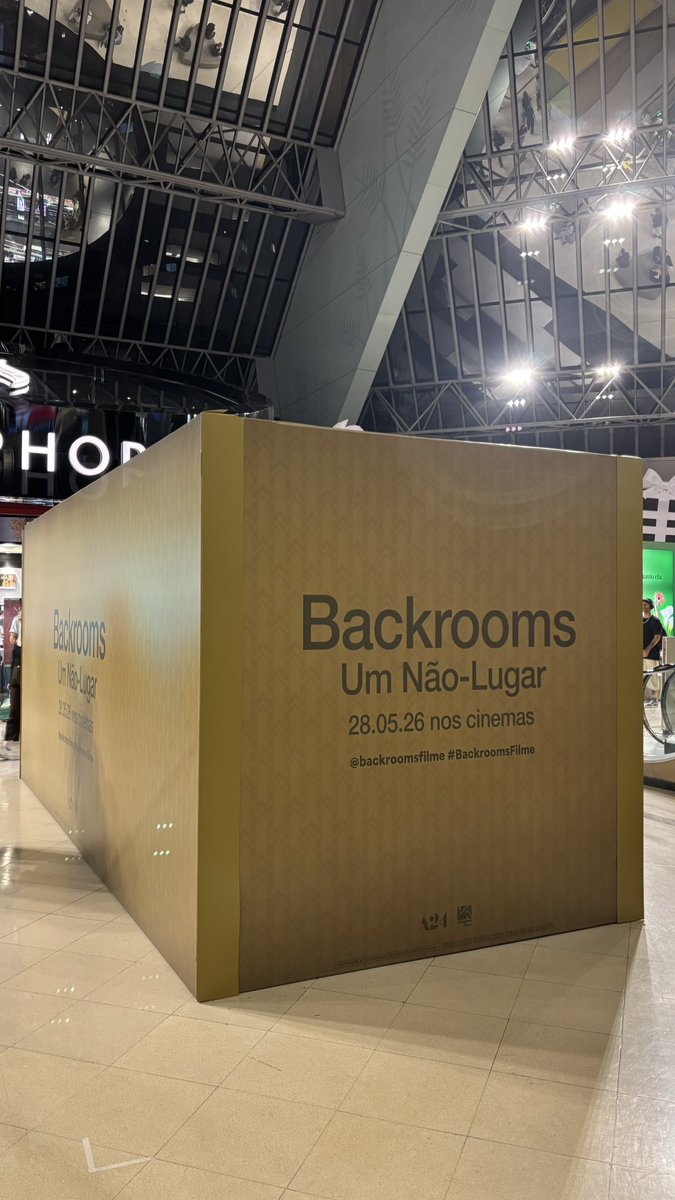 A real Backrooms pop up has been discovered at Eldorado mall, allowing you to step inside of the Complex for yourself!

Wish I could be here. This thing makes for some insane photos!

Via: <a href="/veryvvitch/">vitória</a>