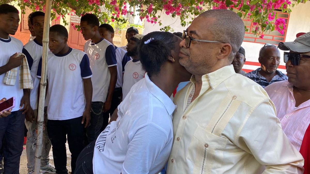 rtiofisyel's tweet photo. Luma Demetrius, ancien magistrat de la commune de Ouanaminthe, remis en liberté après son arrestation dans une affaire présumée de corruption, a regagné la commune ce jeudi 07 mai 2026. À son arrivée, des sympathisants venus de divers horizons se sont mobilisés pour lui souhaiter la bienvenue et lui remettre des cadeaux. Des élèves ont également été remarqués parmi les participants aux activités d’accueil organisées en son honneur. Par ailleurs, selon les observations et les informations dont dispose notre rédaction, l’accueil a surpris plus d’un, avec une réception que certains ont jugée comme digne d’un « retour de roi ».