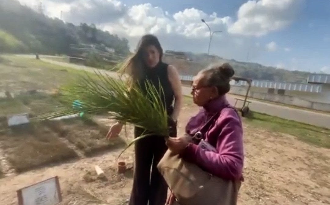 Alconde's tweet photo. Qué dolor tan grande sentimos por la muerte de Víctor Hugo. Y por la señora Carmen Teresa Navas, quien tuvo que vivir la horrible experiencia de ir al sitio donde enterraron a su hijo y la inhumana lápida que le colocaron. Nuestras oraciones 🙏🏻🙏🏻 para él, ella y su familia. #7May https://t.co/dDIWpTiLx0