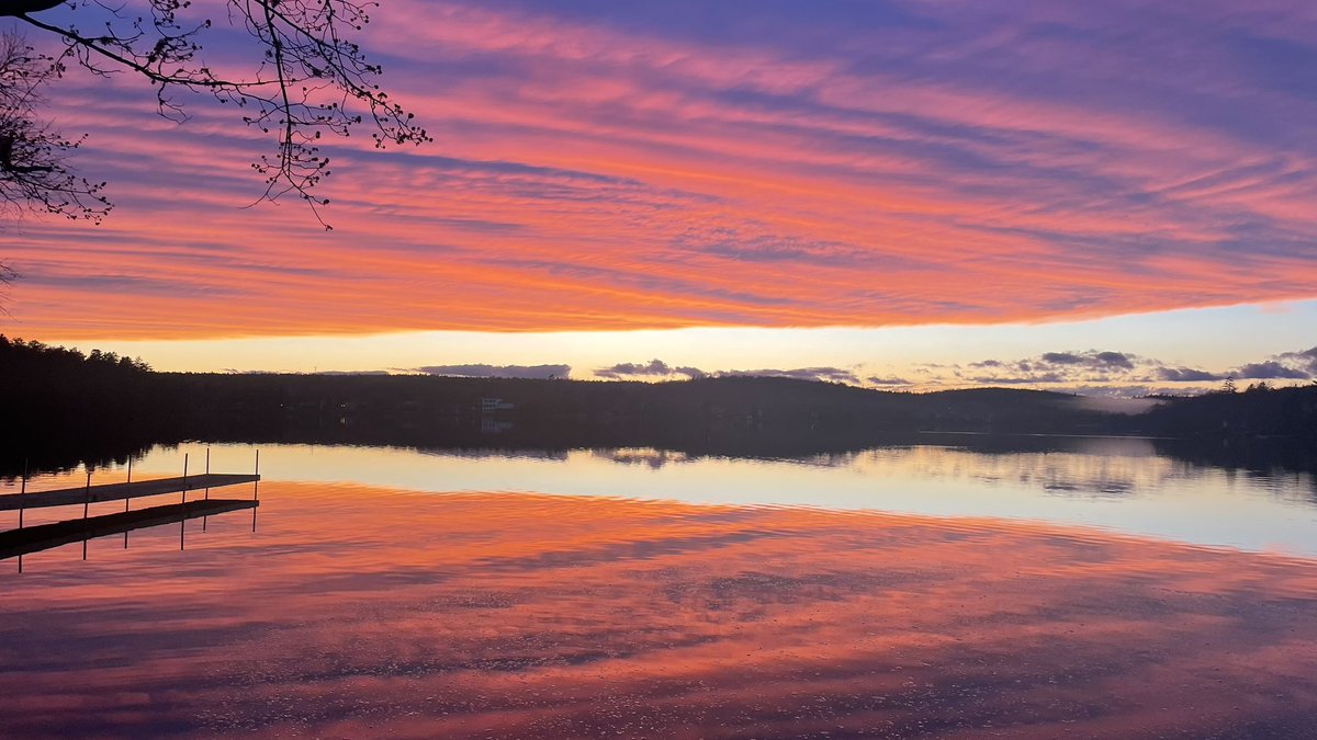 Smellen84's tweet photo. @PhilipMelanson2 Thanks, this was the sunset tonight. It was very calm so the lake perfectly reflected it back. https://t.co/AlYcyCry2t