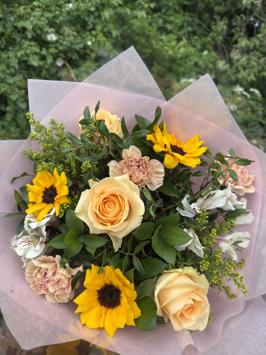 お花を買って公園を歩いていたら、犬を連れたおじさんが「その花束は僕