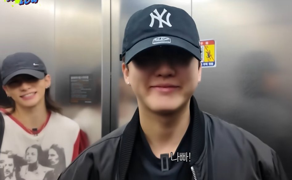 nahcflow's tweet photo. it’s the SAME FUCKING SMILE 😭 https://t.co/73wre7dm7o