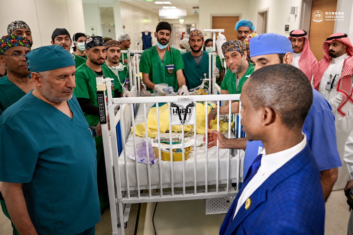 sanggovsa's tweet photo. انتهاء العملية رقم (71) لفصل التوائم الملتصقة..

الفريق الطبي والجراحي بـ @NGHAnews يُنهي عملية فصل #التوأم_السيامي_التنزاني “نانسي ونايس” بعد جراحة دقيقة استمرت لـ16 ساعة متواصلة.

#وزارة_الحرس_الوطني https://t.co/x1yWp03p1u