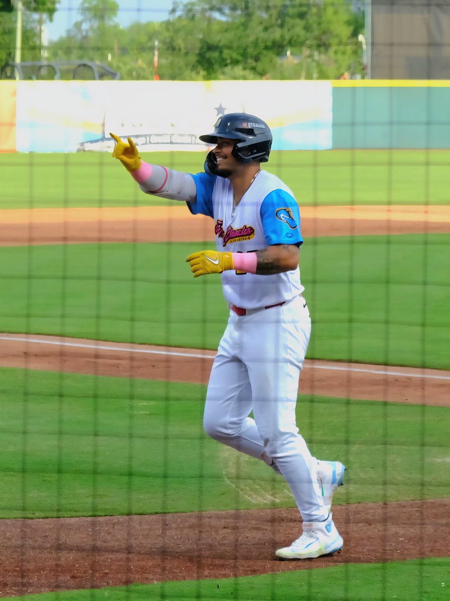 milbfanclub's tweet photo. Cinco de Mayo at Wolff Stadium.
A few innings with Lucas Giolito.
Flying Chanclas went back to back to back for the win. π£π£π£
Minor league baseball is too much fun! @SanAntonioMissions @Padres @RockHounds #MiLB #FlyingChanclas #LucasGiolito https://t.co/lprKOgRpDD