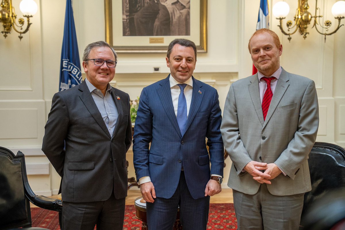 RojoEdwards's tweet photo. Hoy recibimos en el Senado a la delegación de Azerbaiyán, encabezada por el viceministro de Relaciones Exteriores, Sr. Elnur Mammadov.

Durante el encuentro abordamos diversas oportunidades de cooperación económica y comercial, así como la relevancia de fortalecer los vínculos parlamentarios y diplomáticos entre ambos países. Asimismo, coincidimos en la importancia de mantener un diálogo permanente y un intercambio de conocimientos y experiencias que contribuyan al desarrollo mutuo y al entendimiento entre nuestras naciones.

@AzDipChile