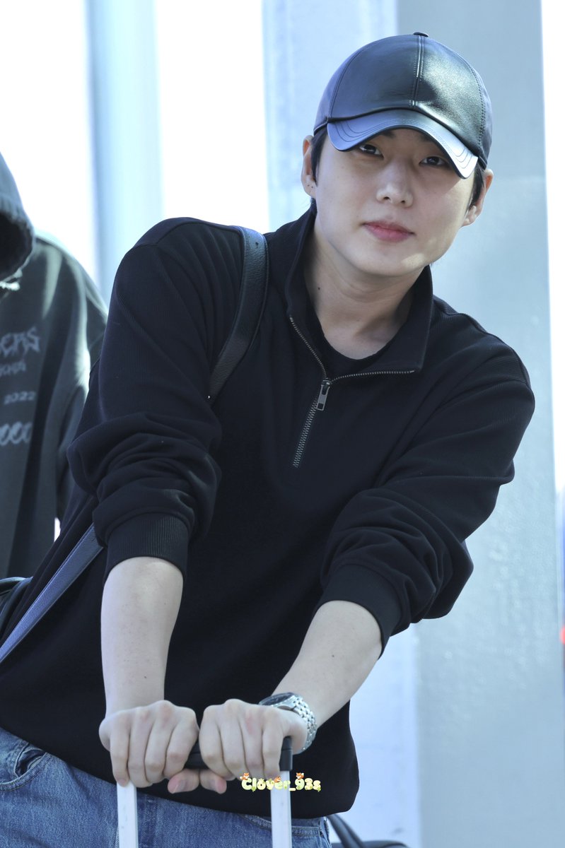 260508 데이식스 영케이 출국🦊✈️
영현이 오늘 고양이 같애 귀여워
#DAY6 #데이식스 #YoungK #영케이 #ヨンケイ