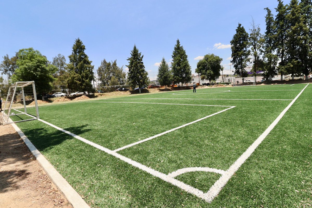 LorenaCuellar's tweet photo. ¡ENTREGAMOS UNA NUEVA CANCHA EN TEPEYANCO Y VAMOS POR MÁS! 🔥⚽️
En San Cosme #Atlamaxac estrenamos esta cancha de fútbol 7 para que nuestras niñas, niños y jóvenes tengan espacios dignos para jugar, convivir al máximo.
En Tlaxcala ya rehabilitamos más de 120 espacios deportivos y seguimos construyendo 25 nuevas canchas rumbo al Mundial 2026. Le estamos metiendo con todo al deporte y al futuro de nuestra juventud.