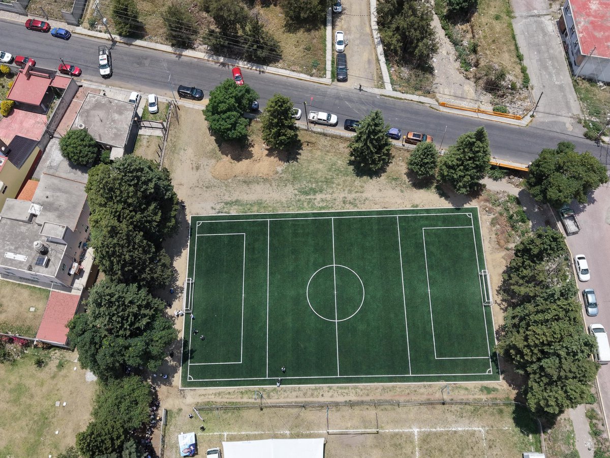 LorenaCuellar's tweet photo. ¡ENTREGAMOS UNA NUEVA CANCHA EN TEPEYANCO Y VAMOS POR MÁS! 🔥⚽️
En San Cosme #Atlamaxac estrenamos esta cancha de fútbol 7 para que nuestras niñas, niños y jóvenes tengan espacios dignos para jugar, convivir al máximo.
En Tlaxcala ya rehabilitamos más de 120 espacios deportivos y seguimos construyendo 25 nuevas canchas rumbo al Mundial 2026. Le estamos metiendo con todo al deporte y al futuro de nuestra juventud.