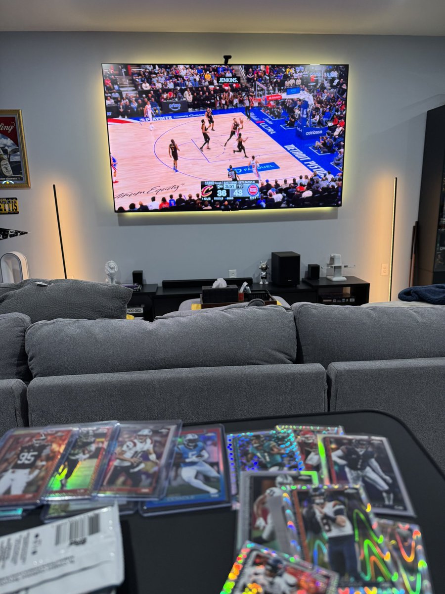 BizzysSports's tweet photo. Let’s go @cavs ! @CardPurchaser playoffs rip 🤞🏻@Topps #letemknow https://t.co/BbgJR3B8wj