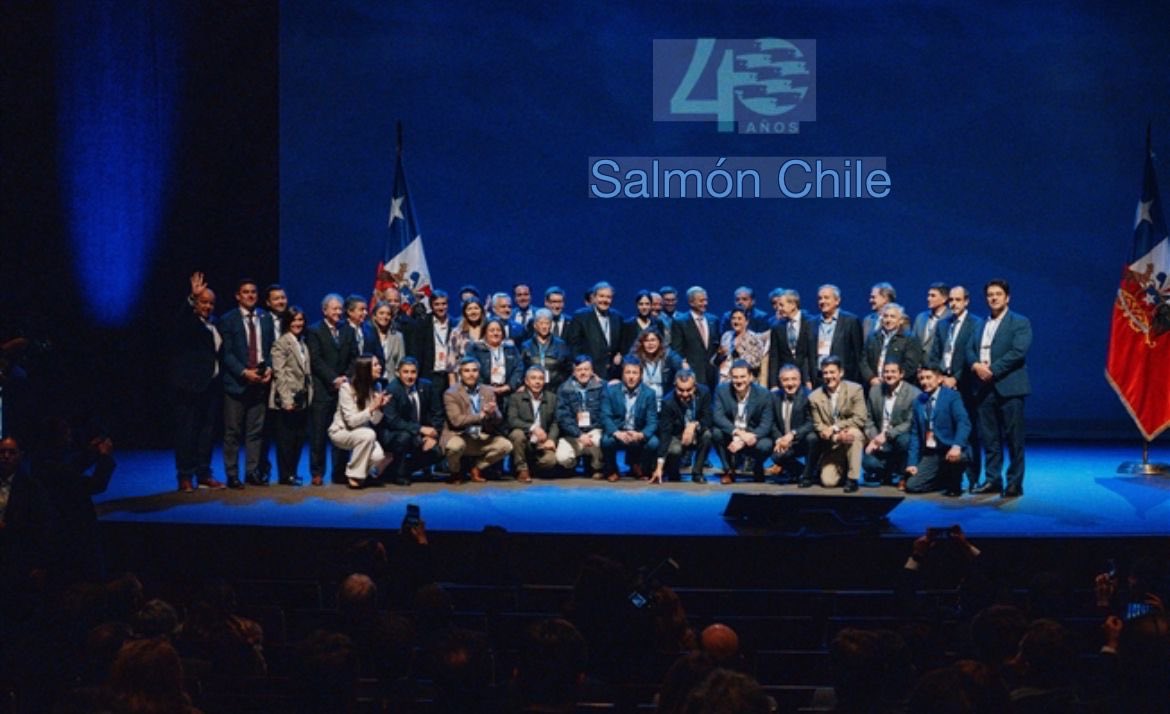 SubpescaCL's tweet photo. Con ocasión del SalmonChile Summit, el subsecretario Osvaldo Urrutia destacó la agenda que impulsa el Gobierno para fortalecer en el presente y proyectar la acuicultura nacional en el largo plazo 🐟🇨🇱. Revisa todos los detalles aquí: https://t.co/HhG4RO0JBn https://t.co/KOpQV2UBsj