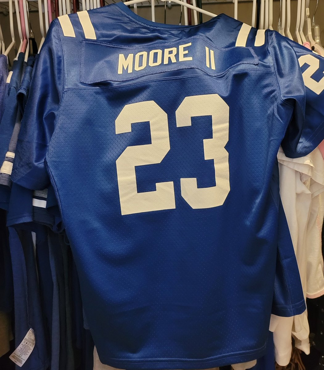 debwithrow1's tweet photo. @KennyKennyMoe3 It has been a pleasure to meet you &amp; watch you play football. Your work with the community and the kids is the best. I loved talking to your mom &amp; your sisters. I will miss you and it was an honor to watch you.I will root for you wherever you go to play football. https://t.co/bSrorglvFT