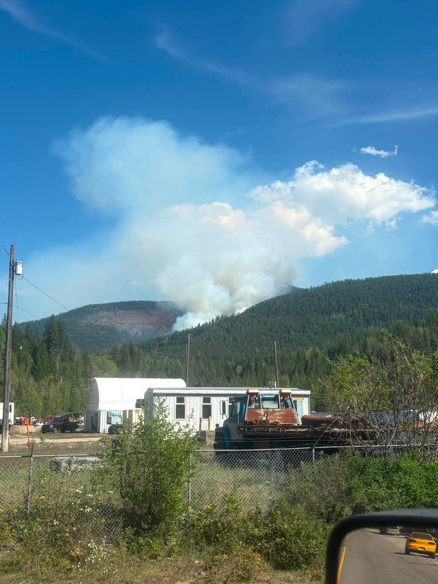 Kamscan's tweet photo. New #bcfire in the #Salmo area https://t.co/n5DPx7d92t
