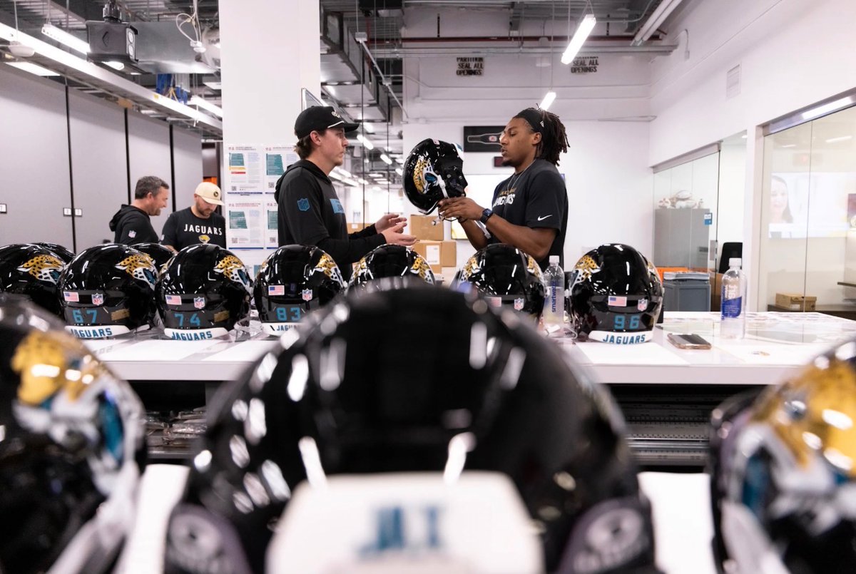 andreatalk's tweet photo. Josh is officially a Jag! He's in Jacksonville and starts rookie mini camp tomorrow. Let's GOOO‼️ #ProudNFLMom♥️ #Dreams2Reality🏈 #PraiseJesus🙏🏾 #Duuuval https://t.co/u4W9qZyjkp